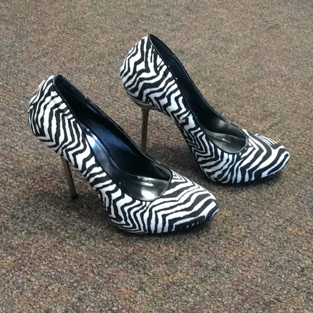 Qupid Zebra Heels - Picture 3 of 5
